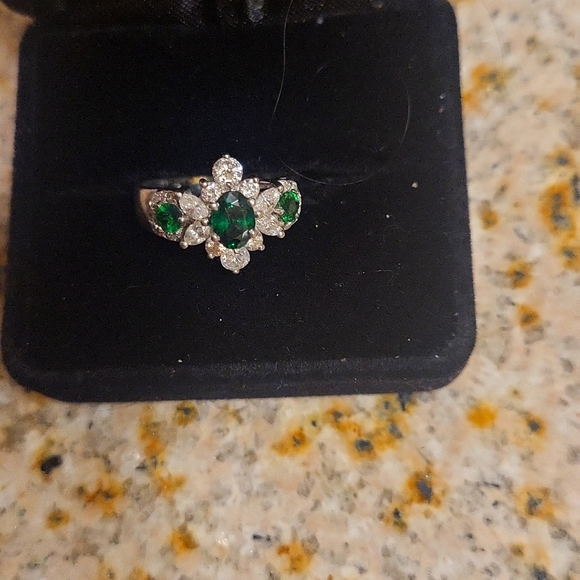 Jewelry - Tsavorite diamond ring in the